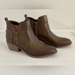 NWOT Guess Burnished Brown Ankle Boots, size: 7